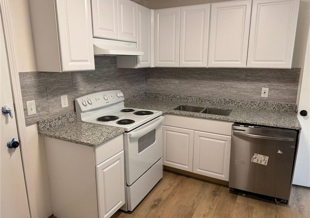 296 Grist Mill Lane Lawrenceville, GA 30046-5563 in Viguie Realty (18)